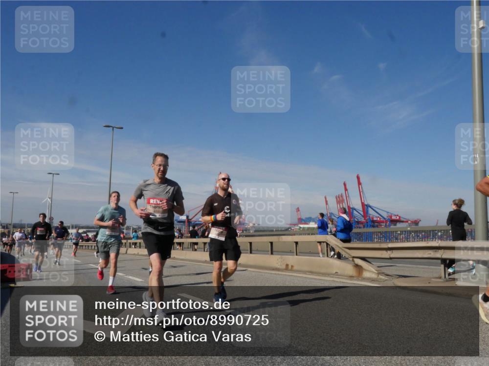 03.10.2025 - Köhlbrandbrückenlauf Matties Gatica Varas http://msf.ph/oto/8990725 03.10.2025 12:40:48 Position 2 4550, 118 meine-sportfotos.de