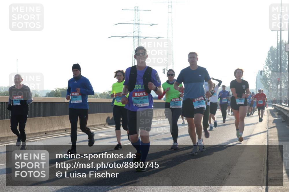 03.10.2025 - Köhlbrandbrückenlauf Luisa Fischer http://msf.ph/oto/8990745 03.10.2025 10:15:10 Position 3 1370, 1415, 1357 meine-sportfotos.de