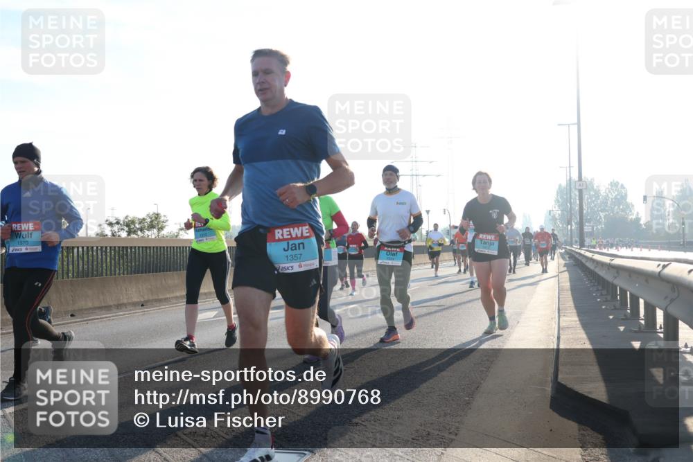03.10.2025 - Köhlbrandbrückenlauf Luisa Fischer http://msf.ph/oto/8990768 03.10.2025 10:15:12 Position 3 1370, 1312, 1357 meine-sportfotos.de