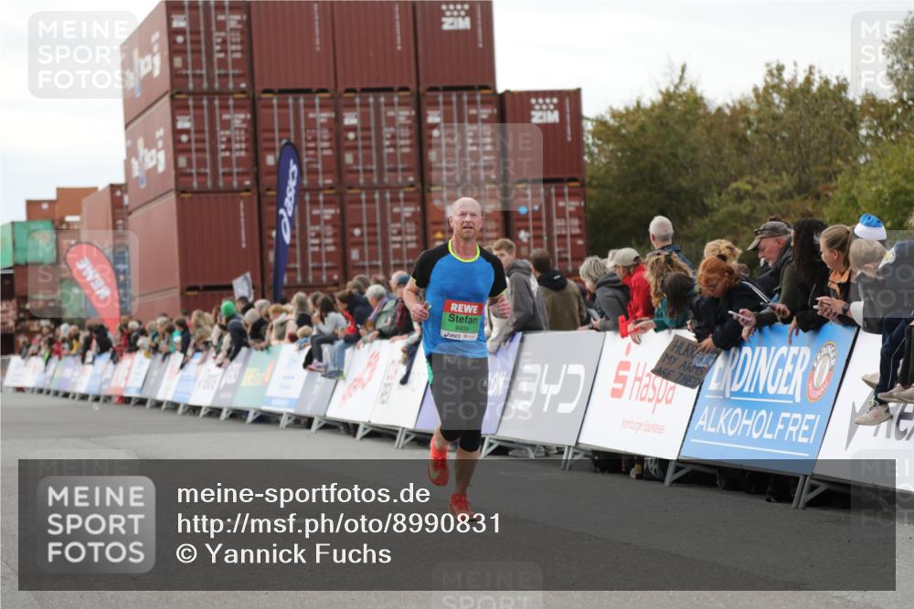 03.10.2025 - Köhlbrandbrückenlauf Yannick Fuchs http://msf.ph/oto/8990831 03.10.2025 16:02:22 Ziel 7110, 7171, 9409 meine-sportfotos.de