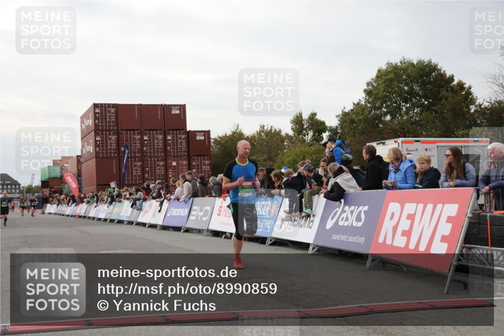 03.10.2025 - Köhlbrandbrückenlauf Yannick Fuchs http://msf.ph/oto/8990859 03.10.2025 16:02:23 Ziel 7110, 7111, 7171, 9409 meine-sportfotos.de