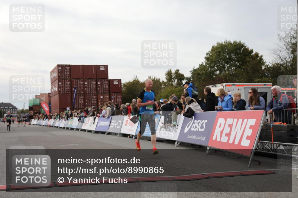 03.10.2025 - Köhlbrandbrückenlauf Yannick Fuchs http://msf.ph/oto/8990865 03.10.2025 16:02:23 Ziel 7110, 7111, 7171, 9409 meine-sportfotos.de