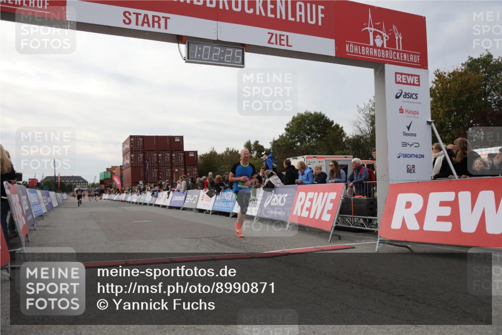 03.10.2025 - Köhlbrandbrückenlauf Yannick Fuchs http://msf.ph/oto/8990871 03.10.2025 16:02:23 Ziel 7110, 7111, 7171, 9409 meine-sportfotos.de