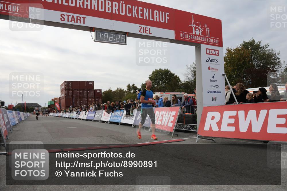 03.10.2025 - Köhlbrandbrückenlauf Yannick Fuchs http://msf.ph/oto/8990891 03.10.2025 16:02:24 Ziel 7110, 7111, 7171, 9409 meine-sportfotos.de