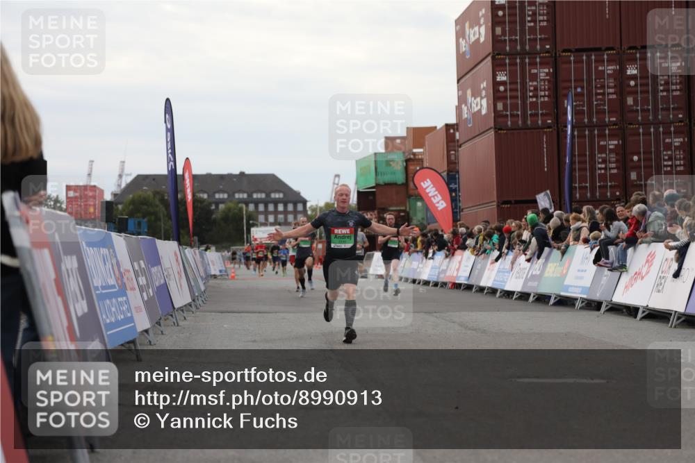 03.10.2025 - Köhlbrandbrückenlauf Yannick Fuchs http://msf.ph/oto/8990913 03.10.2025 16:02:27 Ziel 7110, 7111, 7219, 7280, 9409 meine-sportfotos.de