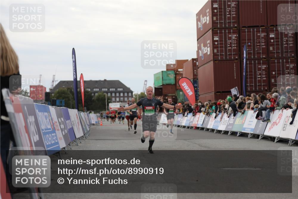 03.10.2025 - Köhlbrandbrückenlauf Yannick Fuchs http://msf.ph/oto/8990919 03.10.2025 16:02:27 Ziel 7110, 7111, 7219, 7280, 9409 meine-sportfotos.de
