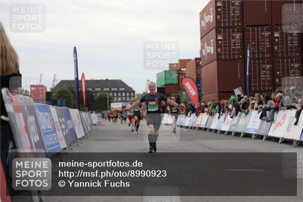 03.10.2025 - Köhlbrandbrückenlauf Yannick Fuchs http://msf.ph/oto/8990923 03.10.2025 16:02:27 Ziel 7110, 7111, 7219, 7280, 9409 meine-sportfotos.de