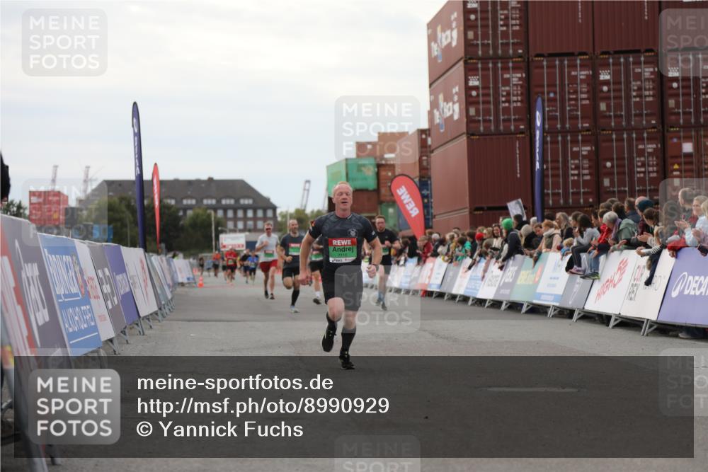 03.10.2025 - Köhlbrandbrückenlauf Yannick Fuchs http://msf.ph/oto/8990929 03.10.2025 16:02:28 Ziel 7110, 7111, 7219, 7280 meine-sportfotos.de