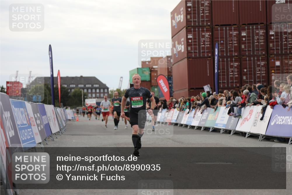 03.10.2025 - Köhlbrandbrückenlauf Yannick Fuchs http://msf.ph/oto/8990935 03.10.2025 16:02:28 Ziel 7110, 7111, 7219, 7280 meine-sportfotos.de