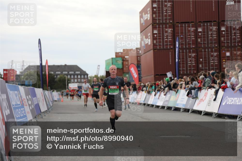 03.10.2025 - Köhlbrandbrückenlauf Yannick Fuchs http://msf.ph/oto/8990940 03.10.2025 16:02:28 Ziel 7110, 7111, 7219, 7280 meine-sportfotos.de