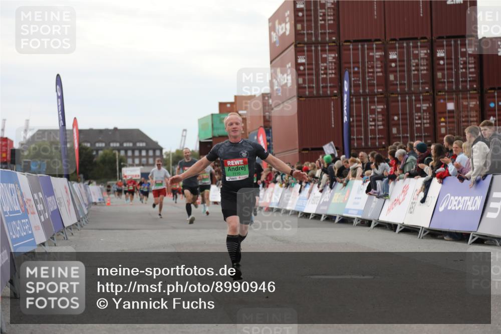 03.10.2025 - Köhlbrandbrückenlauf Yannick Fuchs http://msf.ph/oto/8990946 03.10.2025 16:02:29 Ziel 7110, 7111, 7219, 7280, 8784, 8786 meine-sportfotos.de