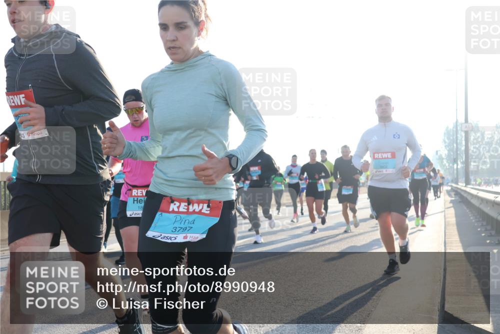 03.10.2025 - Köhlbrandbrückenlauf Luisa Fischer http://msf.ph/oto/8990948 03.10.2025 10:15:34 Position 3 18, 3797, 3802 meine-sportfotos.de