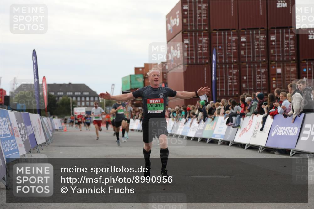 03.10.2025 - Köhlbrandbrückenlauf Yannick Fuchs http://msf.ph/oto/8990956 03.10.2025 16:02:29 Ziel 7110, 7111, 7219, 7280, 8784, 8786 meine-sportfotos.de