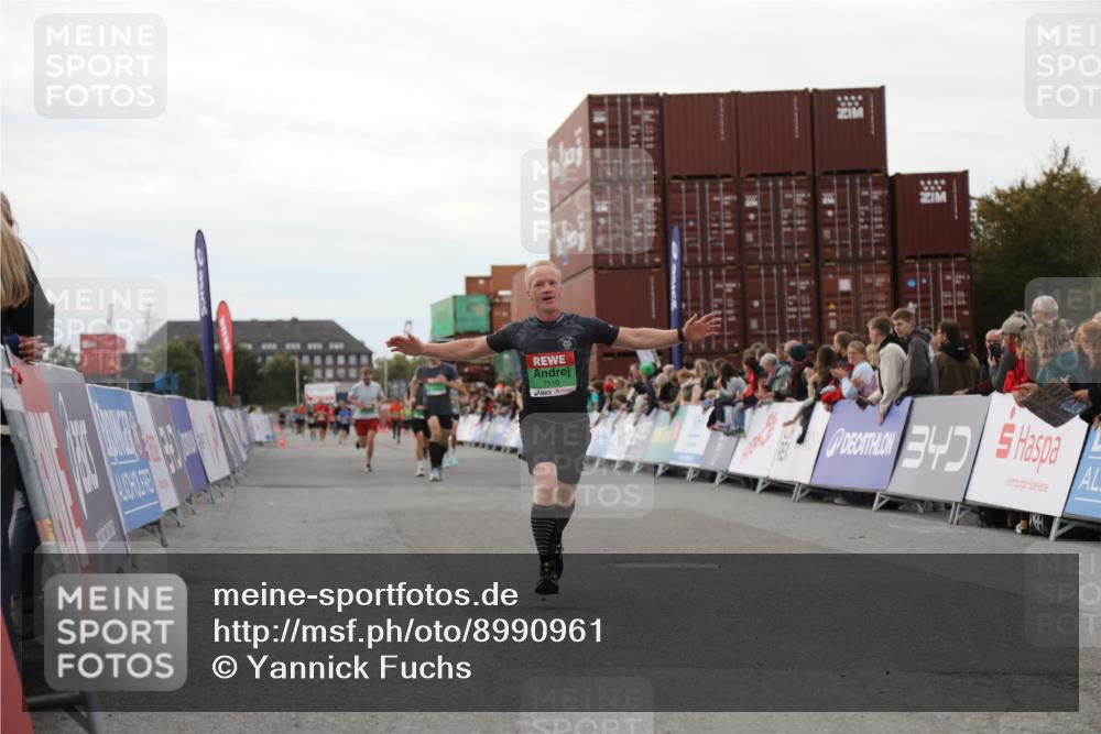03.10.2025 - Köhlbrandbrückenlauf Yannick Fuchs http://msf.ph/oto/8990961 03.10.2025 16:02:29 Ziel 7110, 7111, 7219, 7280, 8784, 8786 meine-sportfotos.de