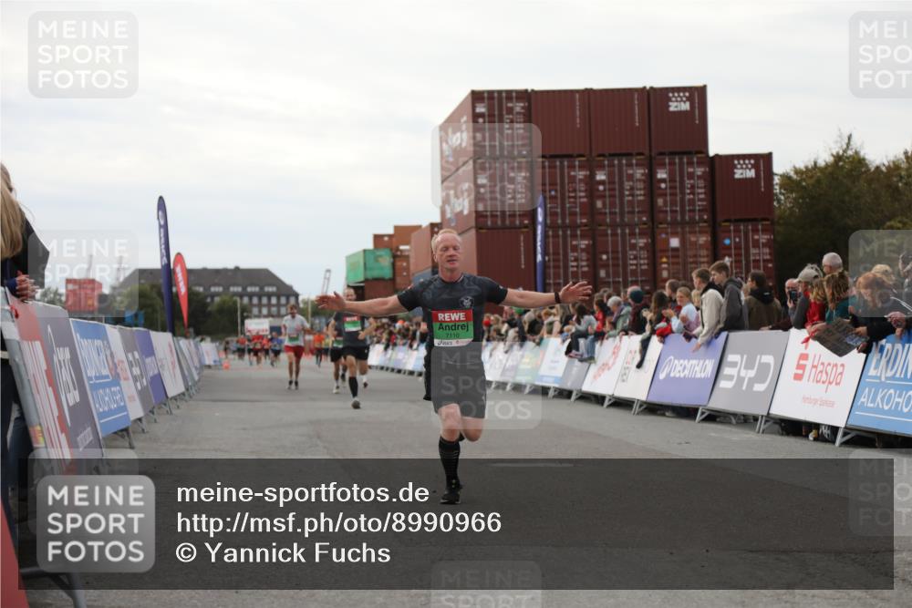 03.10.2025 - Köhlbrandbrückenlauf Yannick Fuchs http://msf.ph/oto/8990966 03.10.2025 16:02:29 Ziel 7110, 7111, 7219, 7280, 8784, 8786 meine-sportfotos.de