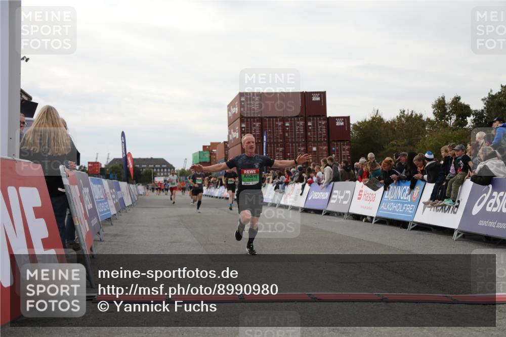 03.10.2025 - Köhlbrandbrückenlauf Yannick Fuchs http://msf.ph/oto/8990980 03.10.2025 16:02:30 Ziel 7110, 7111, 7219, 7280, 7411, 8784, 8786 meine-sportfotos.de