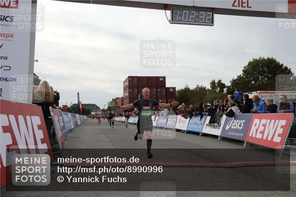 03.10.2025 - Köhlbrandbrückenlauf Yannick Fuchs http://msf.ph/oto/8990996 03.10.2025 16:02:30 Ziel 7110, 7111, 7219, 7280, 7411, 8784, 8786 meine-sportfotos.de