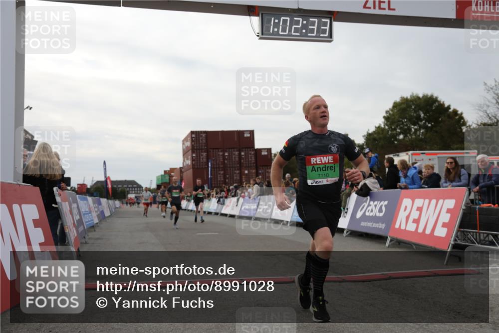 03.10.2025 - Köhlbrandbrückenlauf Yannick Fuchs http://msf.ph/oto/8991028 03.10.2025 16:02:31 Ziel 7110, 7111, 7219, 7280, 7411, 8784, 8786 meine-sportfotos.de
