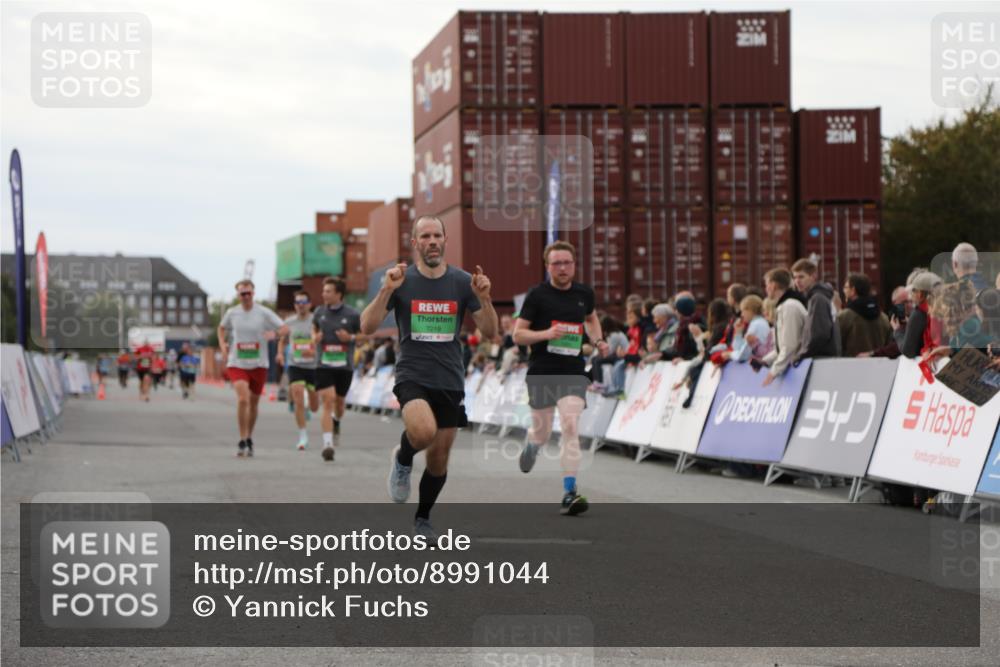 03.10.2025 - Köhlbrandbrückenlauf Yannick Fuchs http://msf.ph/oto/8991044 03.10.2025 16:02:32 Ziel 7110, 7111, 7219, 7280, 7411, 8784, 8786 meine-sportfotos.de