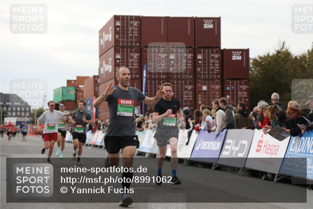 03.10.2025 - Köhlbrandbrückenlauf Yannick Fuchs http://msf.ph/oto/8991062 03.10.2025 16:02:33 Ziel 7110, 7111, 7219, 7280, 7411, 8784, 8786 meine-sportfotos.de
