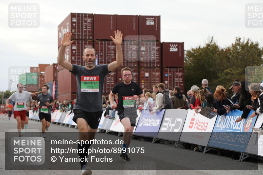 03.10.2025 - Köhlbrandbrückenlauf Yannick Fuchs http://msf.ph/oto/8991075 03.10.2025 16:02:33 Ziel 7110, 7111, 7219, 7280, 7411, 8784, 8786 meine-sportfotos.de