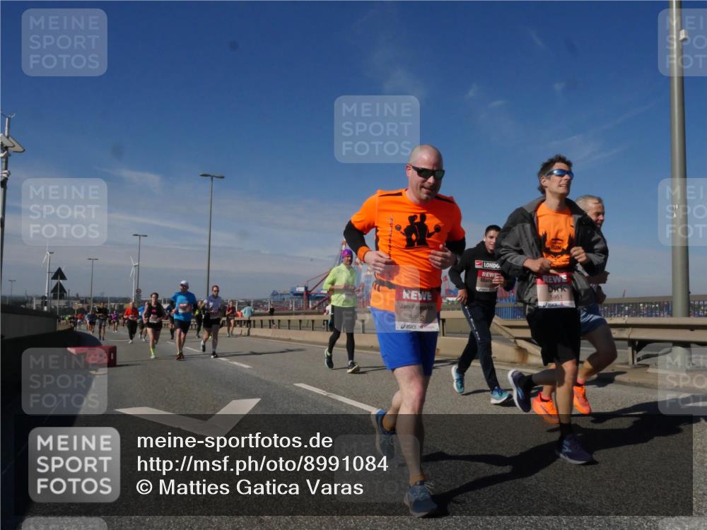 03.10.2025 - Köhlbrandbrückenlauf Matties Gatica Varas http://msf.ph/oto/8991084 03.10.2025 12:41:42 Position 2 5952, 5951 meine-sportfotos.de