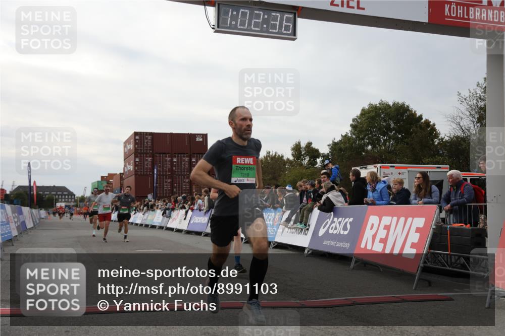 03.10.2025 - Köhlbrandbrückenlauf Yannick Fuchs http://msf.ph/oto/8991103 03.10.2025 16:02:34 Ziel 7110, 7111, 7219, 7280, 7411, 8784, 8786 meine-sportfotos.de