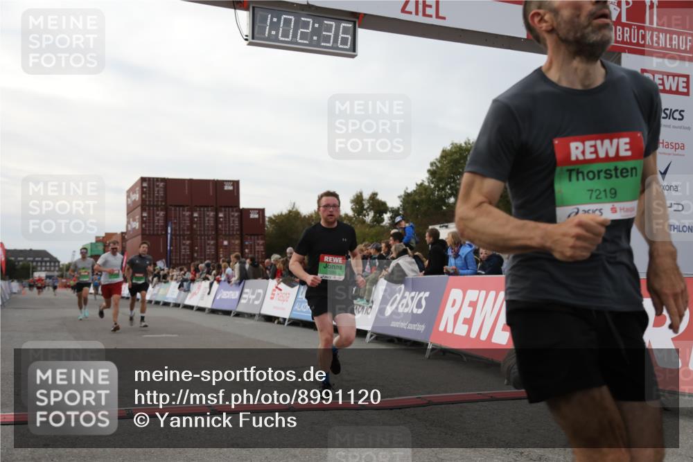 03.10.2025 - Köhlbrandbrückenlauf Yannick Fuchs http://msf.ph/oto/8991120 03.10.2025 16:02:35 Ziel 7111, 7219, 7280, 7411, 8784, 8786 meine-sportfotos.de