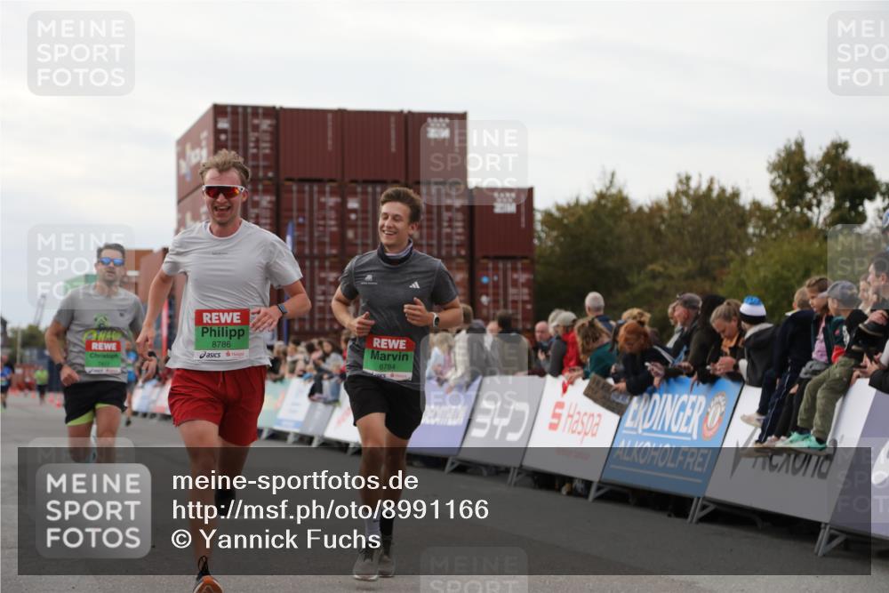 03.10.2025 - Köhlbrandbrückenlauf Yannick Fuchs http://msf.ph/oto/8991166 03.10.2025 16:02:36 Ziel 7219, 7280, 7411, 8784, 8786 meine-sportfotos.de