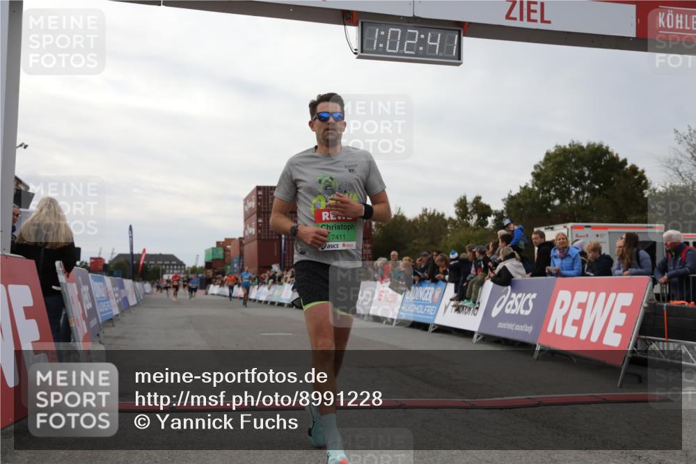 03.10.2025 - Köhlbrandbrückenlauf Yannick Fuchs http://msf.ph/oto/8991228 03.10.2025 16:02:39 Ziel 7102, 7411, 8784, 8786, 9595, 9670 meine-sportfotos.de