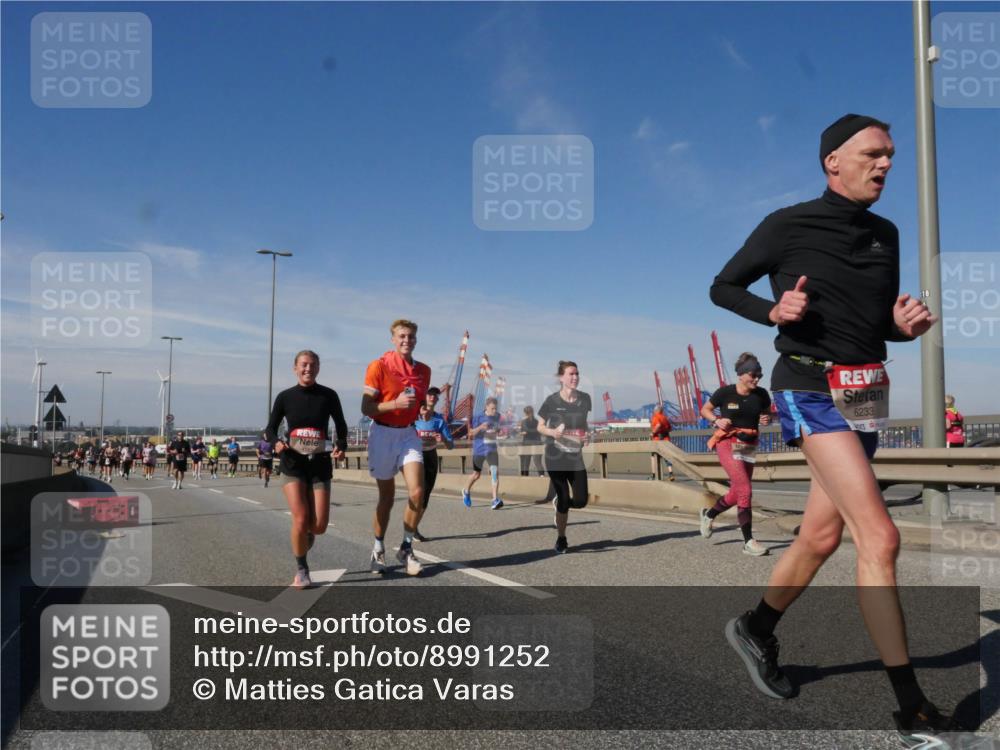 03.10.2025 - Köhlbrandbrückenlauf Matties Gatica Varas http://msf.ph/oto/8991252 03.10.2025 12:42:04 Position 2 6233 meine-sportfotos.de