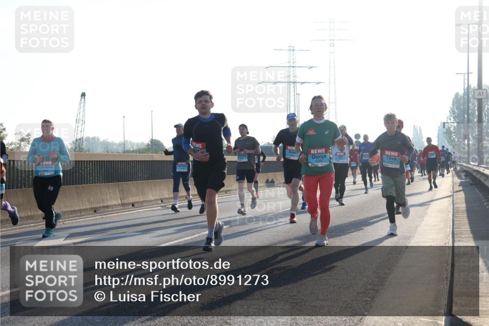 03.10.2025 - Köhlbrandbrückenlauf Luisa Fischer http://msf.ph/oto/8991273 03.10.2025 10:16:07 Position 3 55, 3709, 3707, 1 meine-sportfotos.de