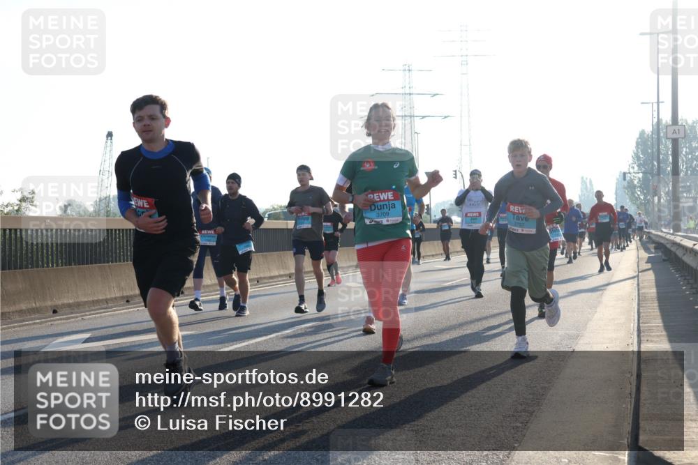 03.10.2025 - Köhlbrandbrückenlauf Luisa Fischer http://msf.ph/oto/8991282 03.10.2025 10:16:07 Position 3 3707, 3709, 1 meine-sportfotos.de