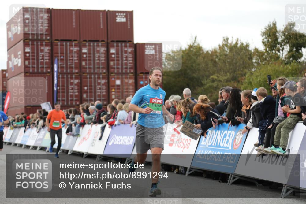 03.10.2025 - Köhlbrandbrückenlauf Yannick Fuchs http://msf.ph/oto/8991294 03.10.2025 16:02:44 Ziel 7099, 7102, 7180, 7277, 8048, 9511, 9595, 9670 meine-sportfotos.de