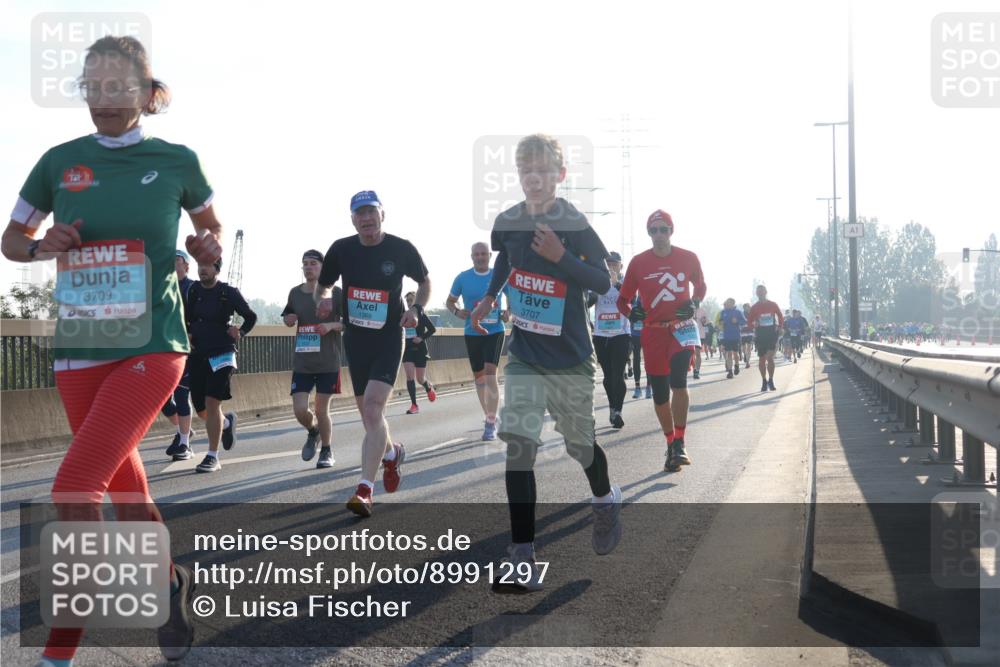 03.10.2025 - Köhlbrandbrückenlauf Luisa Fischer http://msf.ph/oto/8991297 03.10.2025 10:16:09 Position 3 3709, 1369, 3707 meine-sportfotos.de
