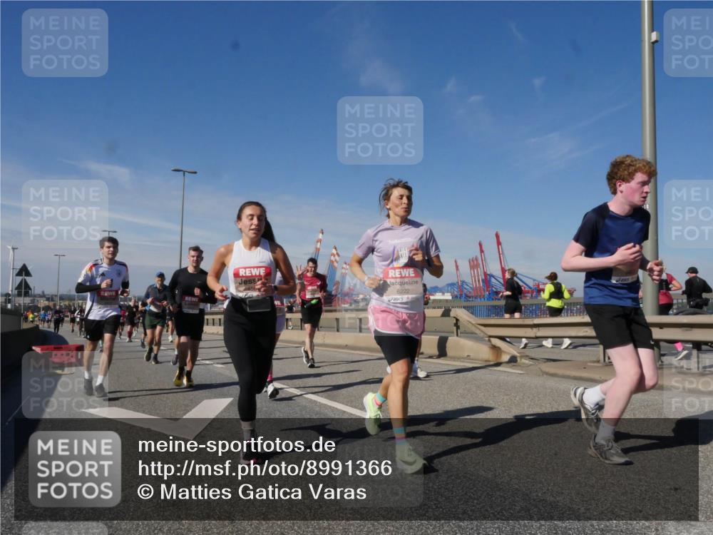 03.10.2025 - Köhlbrandbrückenlauf Matties Gatica Varas http://msf.ph/oto/8991366 03.10.2025 12:42:18 Position 2 6222 meine-sportfotos.de