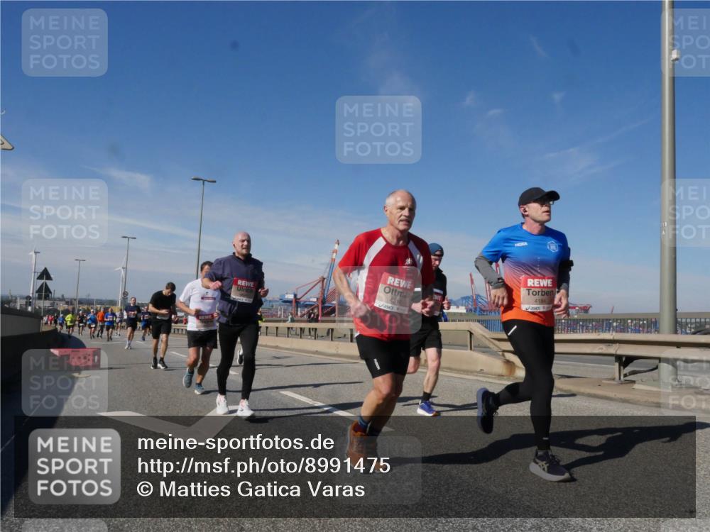 03.10.2025 - Köhlbrandbrückenlauf Matties Gatica Varas http://msf.ph/oto/8991475 03.10.2025 12:42:29 Position 2 1711, 4310, 4184 meine-sportfotos.de