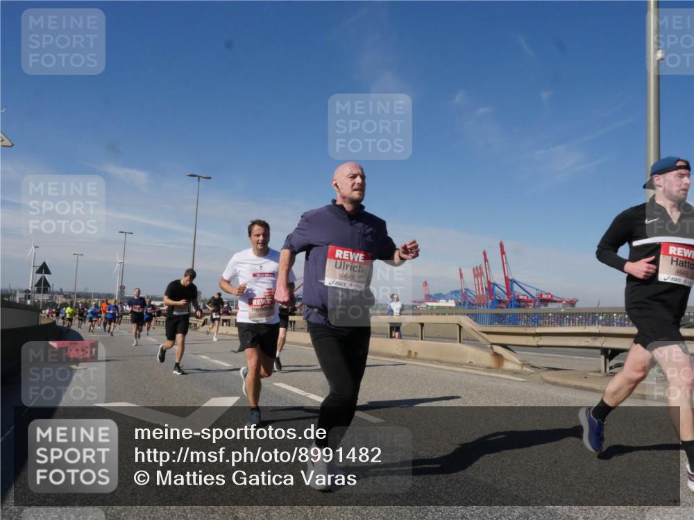 03.10.2025 - Köhlbrandbrückenlauf Matties Gatica Varas http://msf.ph/oto/8991482 03.10.2025 12:42:30 Position 2 4649, 4643 meine-sportfotos.de