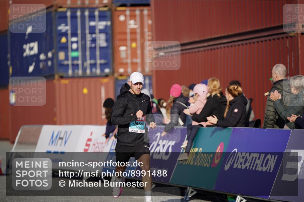 03.10.2025 - Köhlbrandbrückenlauf Michael Burmester http://msf.ph/oto/8991488 03.10.2025 09:47:40 Ziel 1062 meine-sportfotos.de