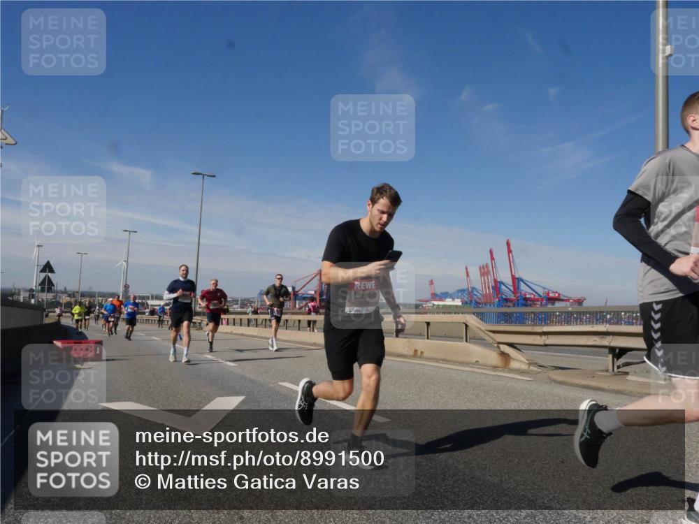 03.10.2025 - Köhlbrandbrückenlauf Matties Gatica Varas http://msf.ph/oto/8991500 03.10.2025 12:42:32 Position 2 4836 meine-sportfotos.de