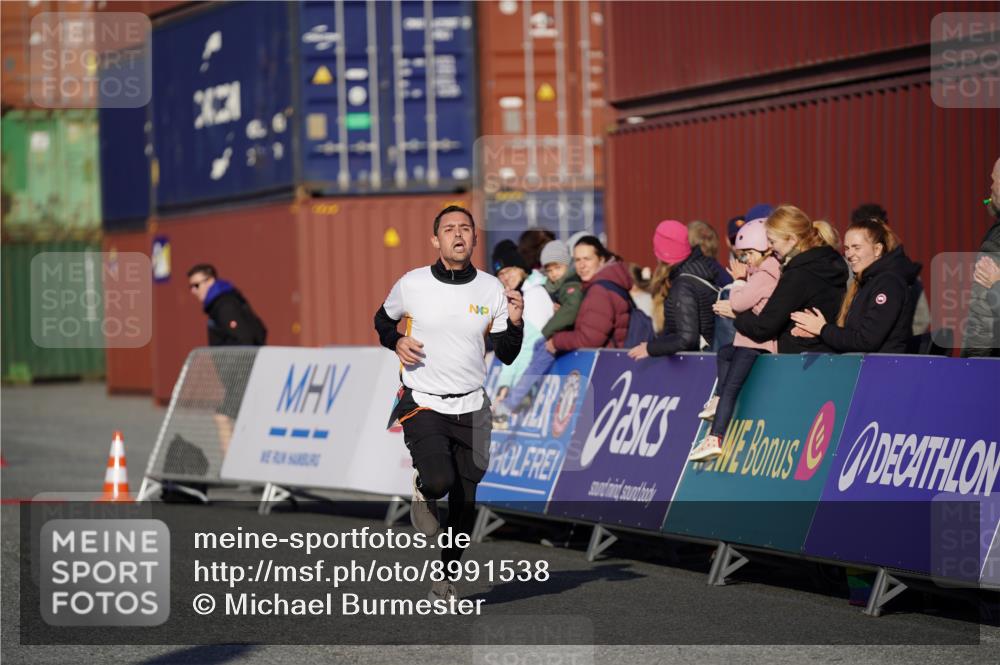 03.10.2025 - Köhlbrandbrückenlauf Michael Burmester http://msf.ph/oto/8991538 03.10.2025 09:47:45 Ziel 1062, 3304, 3336 meine-sportfotos.de
