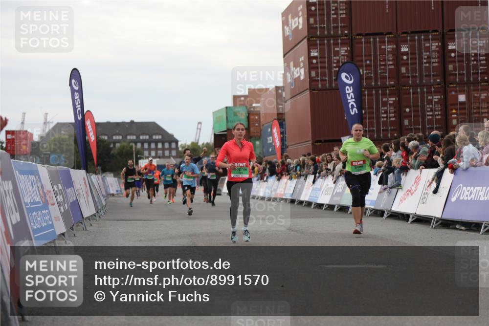 03.10.2025 - Köhlbrandbrückenlauf Yannick Fuchs http://msf.ph/oto/8991570 03.10.2025 16:02:53 Ziel 7099, 7180, 7277, 7278, 7386, 7923, 8048, 9023, 9511, 9619 meine-sportfotos.de