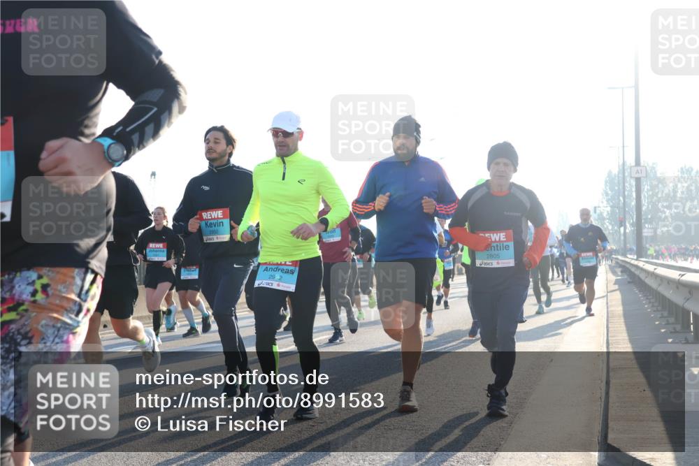 03.10.2025 - Köhlbrandbrückenlauf Luisa Fischer http://msf.ph/oto/8991583 03.10.2025 10:16:36 Position 3 2950, 2942, 2805, 1 meine-sportfotos.de