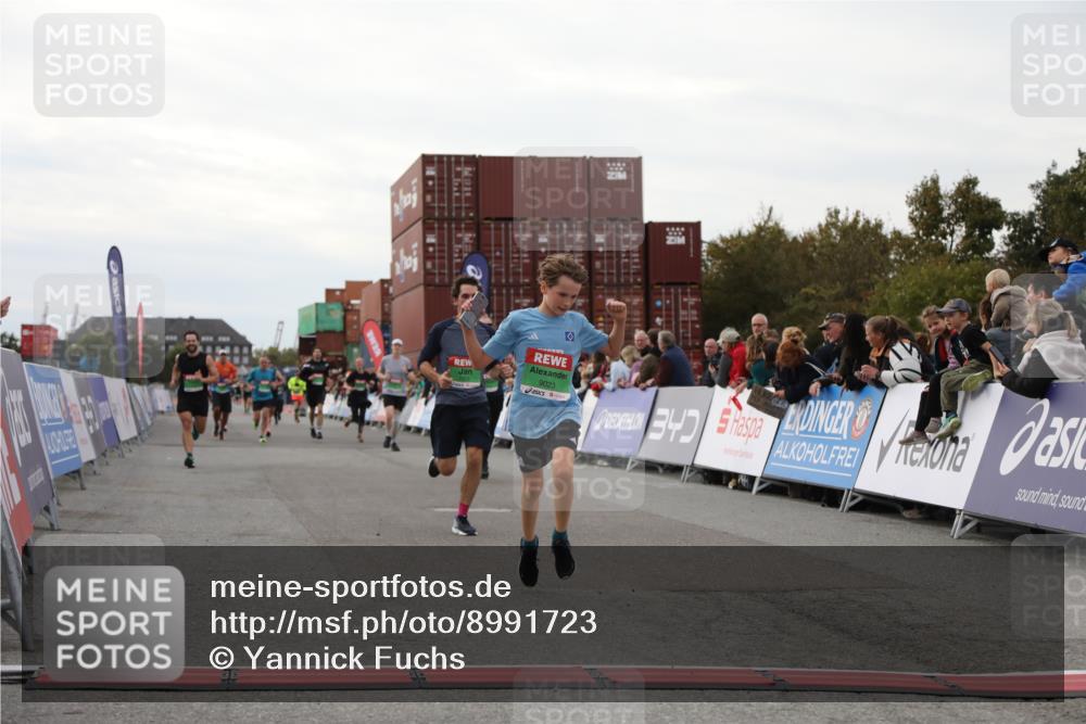03.10.2025 - Köhlbrandbrückenlauf Yannick Fuchs http://msf.ph/oto/8991723 03.10.2025 16:02:59 Ziel 7125, 7265, 7278, 7290, 7386, 7673, 7923, 8994, 9023, 9294, 9569, 9570, 9619 meine-sportfotos.de