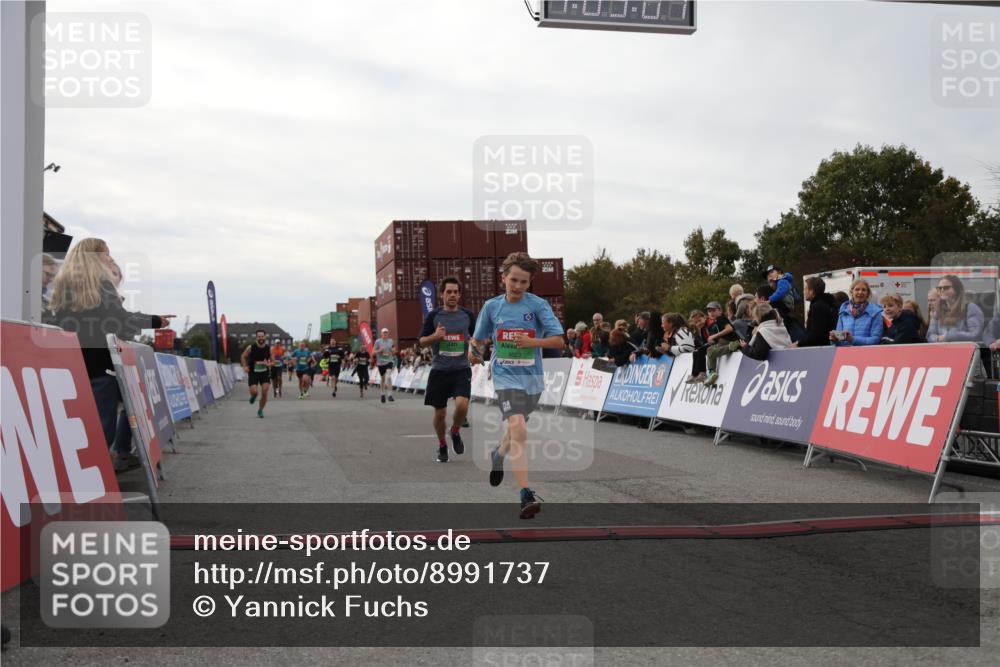 03.10.2025 - Köhlbrandbrückenlauf Yannick Fuchs http://msf.ph/oto/8991737 03.10.2025 16:02:59 Ziel 7125, 7265, 7278, 7290, 7386, 7673, 7923, 8994, 9023, 9294, 9569, 9570, 9619 meine-sportfotos.de