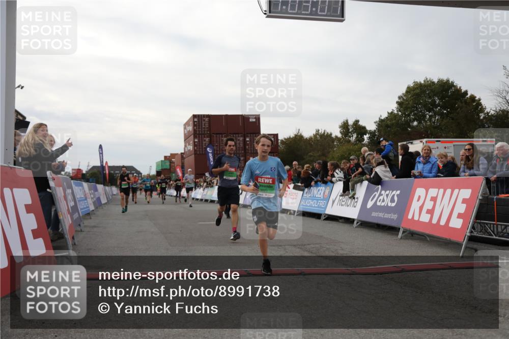 03.10.2025 - Köhlbrandbrückenlauf Yannick Fuchs http://msf.ph/oto/8991738 03.10.2025 16:02:59 Ziel 7125, 7265, 7278, 7290, 7386, 7673, 7923, 8994, 9023, 9294, 9569, 9570, 9619 meine-sportfotos.de