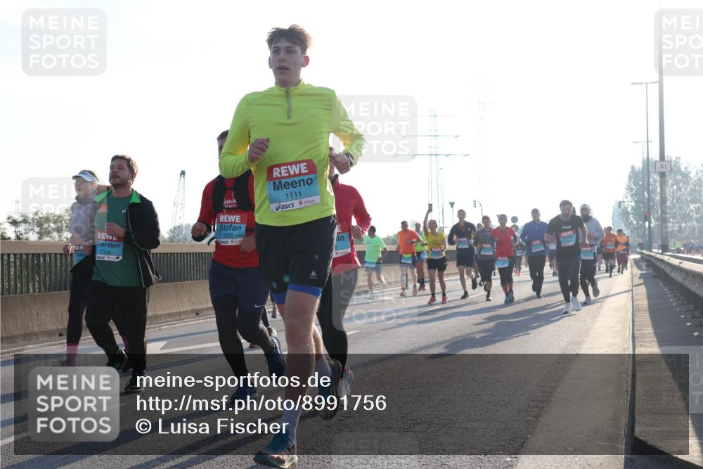 03.10.2025 - Köhlbrandbrückenlauf Luisa Fischer http://msf.ph/oto/8991756 03.10.2025 10:16:53 Position 3 3272, 1111, 1534, 1 meine-sportfotos.de