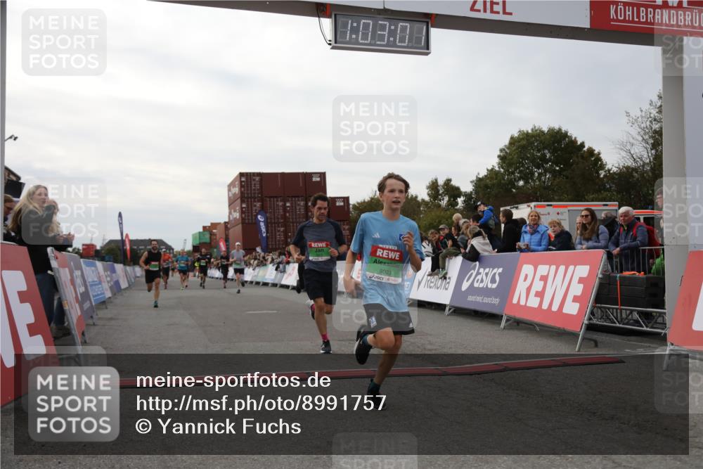 03.10.2025 - Köhlbrandbrückenlauf Yannick Fuchs http://msf.ph/oto/8991757 03.10.2025 16:03:00 Ziel 7125, 7265, 7278, 7290, 7300, 7386, 7673, 7923, 8994, 9023, 9294, 9569, 9570, 9619 meine-sportfotos.de