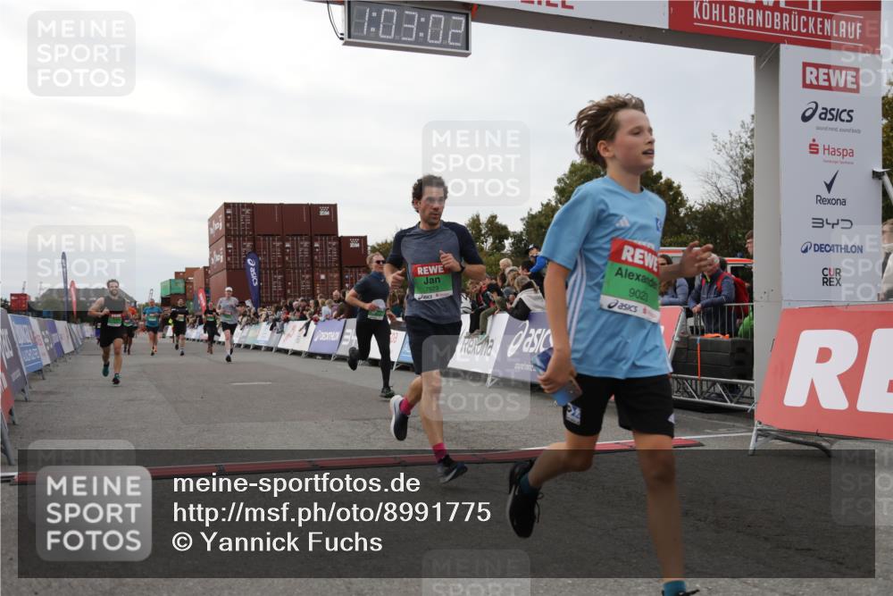 03.10.2025 - Köhlbrandbrückenlauf Yannick Fuchs http://msf.ph/oto/8991775 03.10.2025 16:03:00 Ziel 7125, 7265, 7278, 7290, 7300, 7386, 7673, 7923, 8994, 9023, 9294, 9569, 9570, 9619 meine-sportfotos.de