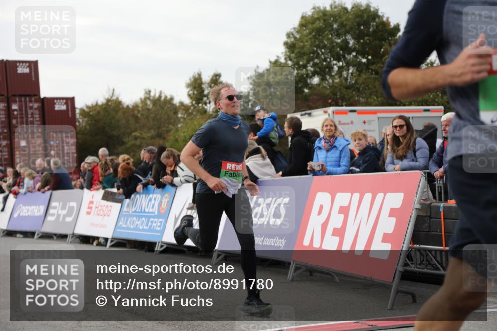 03.10.2025 - Köhlbrandbrückenlauf Yannick Fuchs http://msf.ph/oto/8991780 03.10.2025 16:03:01 Ziel 7125, 7265, 7290, 7300, 7673, 7923, 8994, 9023, 9294, 9569, 9570, 9619 meine-sportfotos.de